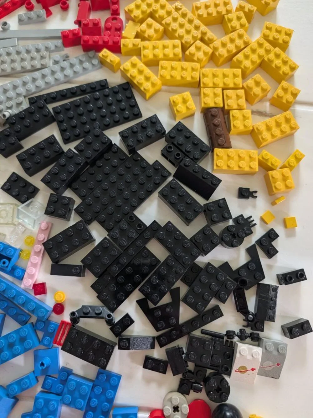 VTG 80s 90s LEGO Lot 600+ Pieces Minifig Parts Figure Bricks Plates Window Wheel
